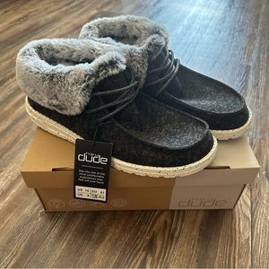 NWT! Hey Dude Britt Black with the Furry Fuzzy top! Size 10